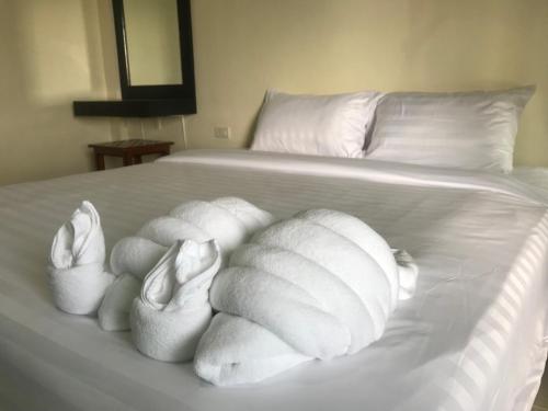蔻立Parisia House的白色的床和白色枕头