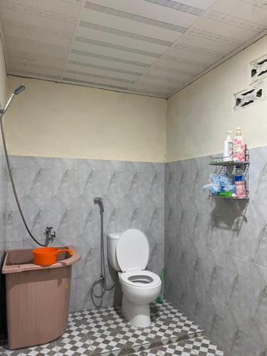 LagubotiPaima Homestay的一间带卫生间和淋浴的浴室