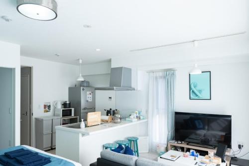 名古屋Fuchsia - Vacation STAY 08005v的带沙发的白色客厅和厨房