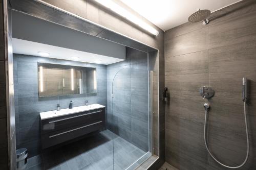斯图加特Hotel Astoria Stuttgart City的一间带水槽和淋浴的浴室