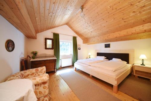 布列瑟农卡斯特康庞乡村民宿的一间设有两张床和木制天花板的大卧室