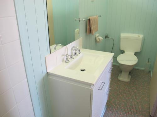 梅林布拉梅林布拉花园汽车旅馆 的浴室配有白色水槽和卫生间。