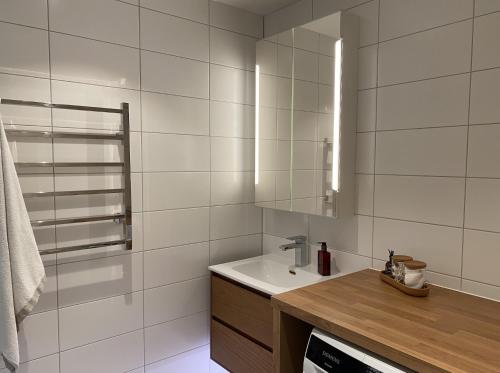哥德堡Luxurious villa with free parking的白色的浴室设有水槽和镜子
