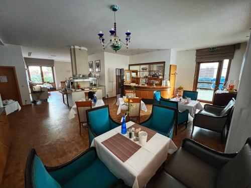 慕尼黑普瑞兹酒店的一间在房间内配有桌椅的餐厅