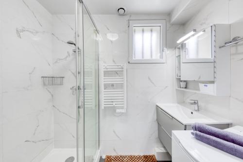 塞纳河畔伊夫里Silver&Gold House Pro & Family的带淋浴和盥洗盆的白色浴室