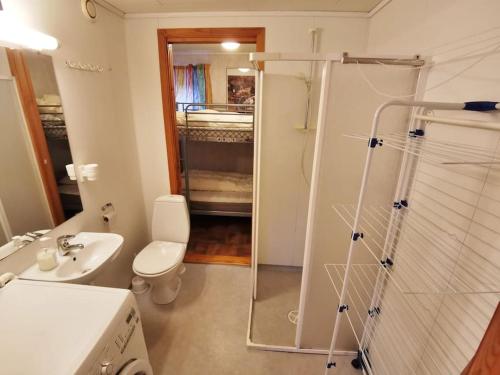 菲恰尔Small Basement Apartment Private Entrance Nice View的浴室配有卫生间、盥洗盆和淋浴。