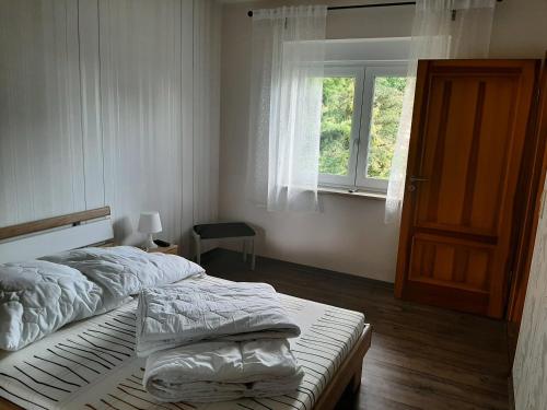 RubkowFerienhaus Flotte Biene in Buggow的白色的卧室设有床和窗户