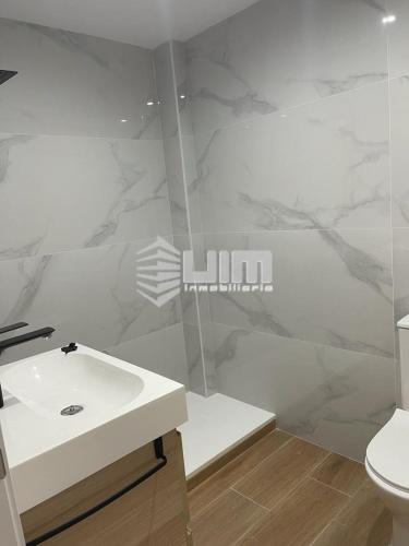 萨贡托UIM Mediterraneo Conqueridor Wifi的白色的浴室设有水槽和卫生间。