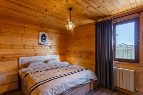 第比利斯Eco house villa jeo的小木屋内一间卧室,配有一张床