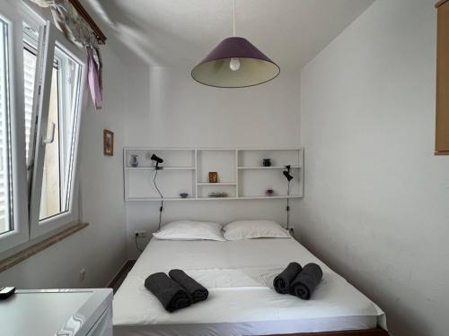 波维尔亚Apartman Blaga的卧室配有白色的床和两个枕头