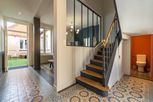 旺多姆L'Orée du Faubourg - VENDOME CENTRE的房屋内带楼梯的走廊