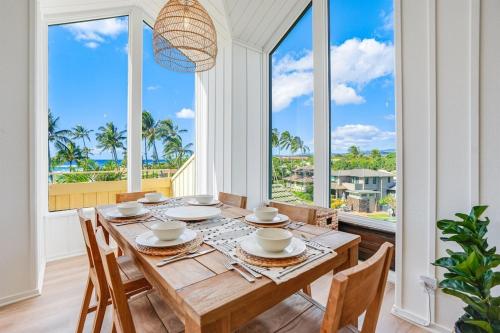 科洛阿Honu He'e Nalu - The Surfing Turtle - Ocean & Beachfront! Stunning Views!的一间带桌椅和窗户的用餐室
