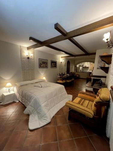 普蒂尼亚诺Taverna的一间卧室配有一张大床和一张沙发