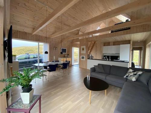 SandurOkkara summarhús á Sandi - Luxury cottage - Unique location的客厅配有沙发和桌子