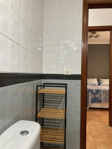 加尔达尔MARTSARAs PISCINA SARDINA的客房内设有带水槽和卫生间的浴室