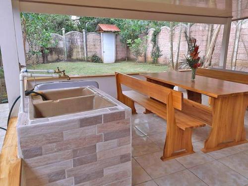 SavegreTropical Bee Garden Holiday Houses的厨房配有水槽和木板凳