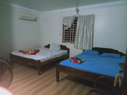 磅湛SunRise Villa的客房设有两张床和一扇窗户。