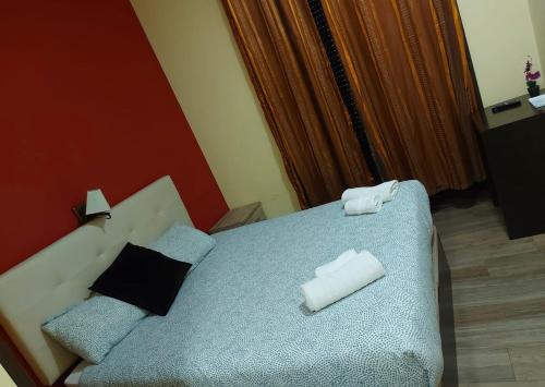 马德里corazón San Bartolomé的一间卧室配有蓝色的床和2条毛巾
