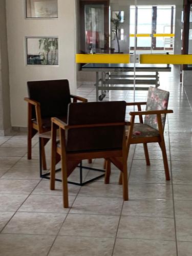 卡拉瓜塔图巴Apartamento Pé na Areia的房间里的两张椅子和一张桌子