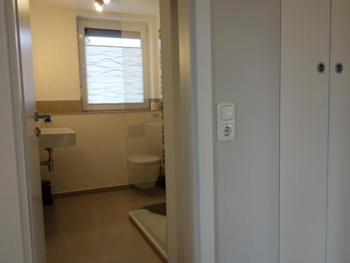 青斯特Amandas Nest的一间带水槽和卫生间的浴室以及窗户。
