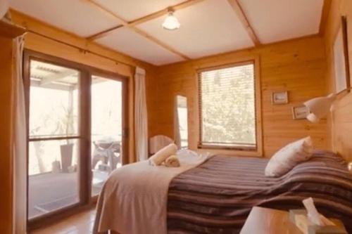 CaperteeBlack Wattle Cabin Turon Escape Capertee的一间卧室设有一张床和一个大窗户