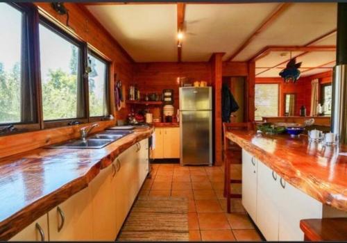 CaperteeBlack Wattle Cabin Turon Escape Capertee的一个带木墙和木制台面的大厨房