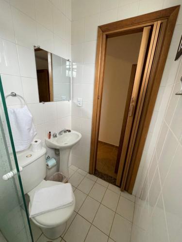 乌巴图巴Canto de Itamambuca的一间带卫生间、水槽和镜子的浴室