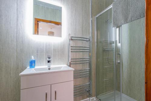 布莱克浦Beachcliffe Lodge Apartments的一间带水槽和淋浴的浴室
