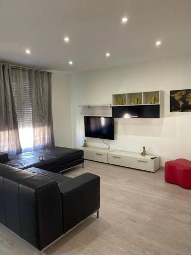 克雷维连特Lujoso y amplio apartamento en Crevillente的带沙发和平面电视的客厅