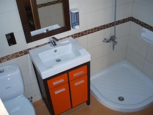 佩亚Sun Set Suite Villa的浴室配有盥洗盆、卫生间和浴缸。