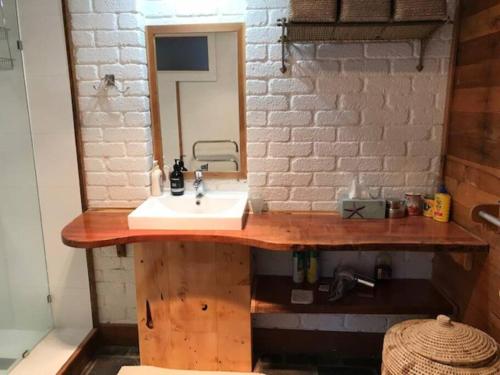 Simpsons BayThe Stone Cottage - Bruny Island的一间带水槽和镜子的浴室