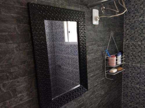 库奇拉阿尔塔Morgana的浴室内带镜子的淋浴