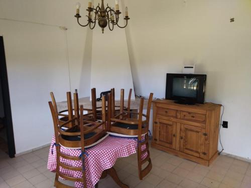 库奇拉阿尔塔Morgana的一间带桌椅和电视的用餐室