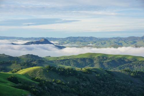 圣路易斯-奥比斯保Mountain Top - Best View in SLO的享有绿色山脉和云层的景色