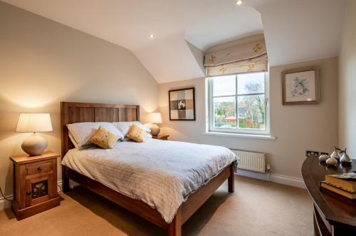 肯梅尔Kenmare Townhouse的一间卧室设有一张大床和一个窗户。