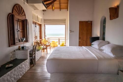 韦利格默Sānti Beach House with pool & beach的一间卧室配有一张床,享有海景