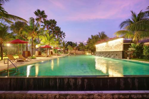 金巴兰蓝比尼豪华Spa别墅的棕榈树度假村的游泳池