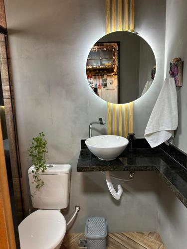 阿布拉奥Casa aluguel ilha grande,Mar 2的一间带水槽、卫生间和镜子的浴室