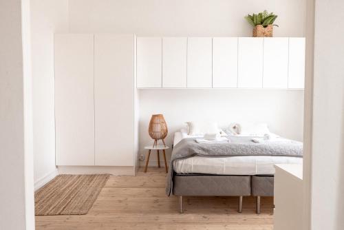赫尔辛基2ndhomes Mikonkatu Apartment 4的一间卧室配有一张带白色橱柜的床。