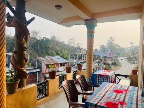 索拉哈Tiger Corner Inn Homestay的阳台配有桌椅,享有街道的景色。