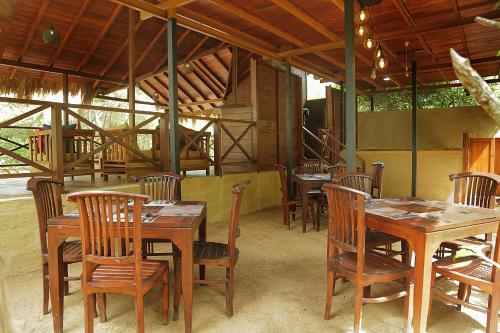 雅拉Leopard Nest - Glamping in Yala的用餐室配有木桌和椅子