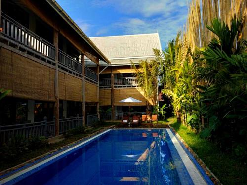 琅勃拉邦梦中精品度假村的大楼前带游泳池的房子