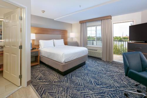 爱达荷福尔斯爱达荷福尔斯烛木套房酒店的酒店客房设有床和窗户。