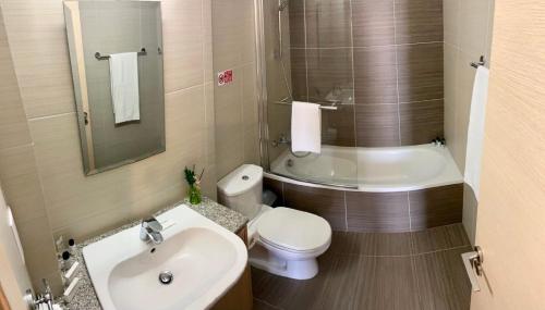 帕拉利米尼Mythical Sands Resort - Antonios的浴室配有白色卫生间和盥洗盆。