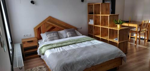 BorzontBirtok Houses- twin no 1 for 2 people的一间卧室配有一张大床和一张书桌