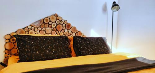 BorzontBirtok Houses - twin no. 2 for 2 people的一张带木制床头板和两个枕头的床