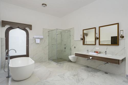 乌代浦Fateh Vilas by Fateh Collection的带浴缸、盥洗盆和卫生间的浴室