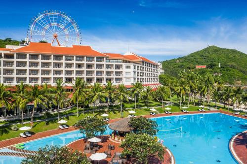 芽庄Vinpearl Resort Nha Trang的一座带大型游泳池和摩天轮的酒店