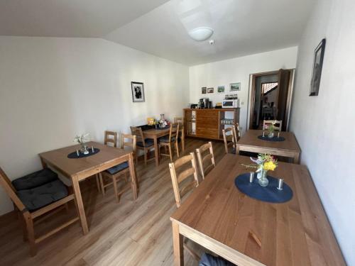 多布鲁什卡Penzion Adler的用餐室配有木桌和椅子