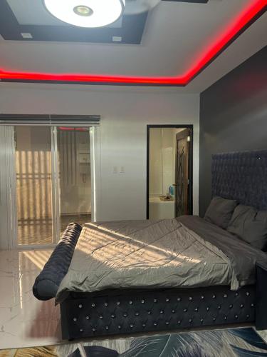 达古潘New build beautiful Apartment的一间卧室配有一张红色灯床